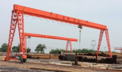 Внутрішній підйомний кран із єдиною опорою